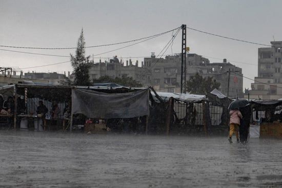 أمطار غزيرة تغمر مخيم خان يونس فى غزة